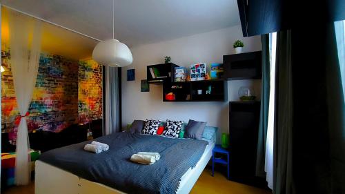 een slaapkamer met een bed met twee handdoeken erop bij Studio Viva - Cosy Flat in Budapest - Free Parking in Boedapest