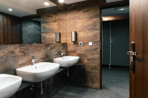 łazienka z 2 umywalkami i lustrem w obiekcie Hotel Pod Figurą w Ogrodzieńcu