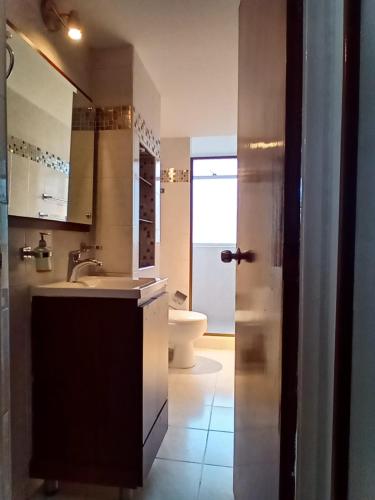 Koupelna v ubytování HOMY APARTAMENTOS - Corferias, embassy, airport, G12, UN, Agora