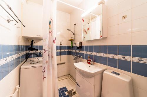 un baño con inodoro y lavabo en Central Studio Apartment, en Pori