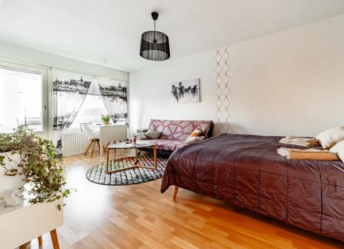 Un dormitorio con una cama y una sala de estar. en Central Studio Apartment, en Pori