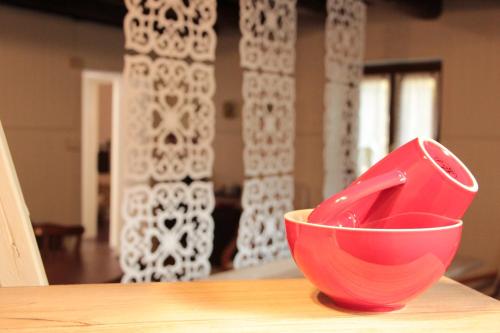 uma tigela vermelha sentada em cima de uma mesa em Residenza Torre Antica em Sommacampagna