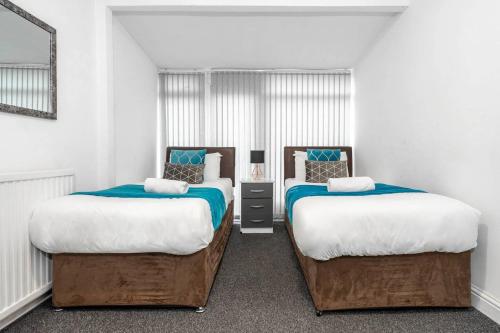 En eller flere senge i et værelse på 5 Bedroom House - 11 Guests - Huge Driveway for Parking - 316C - Top Rated - Netflix - Wifi - Smart TV