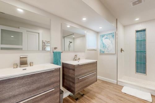珊瑚角的住宿－Starry Sands，浴室配有盥洗盆、镜子和浴缸