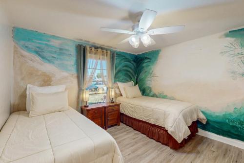 珊瑚角的住宿－Starry Sands，一间卧室配有两张床和吊扇
