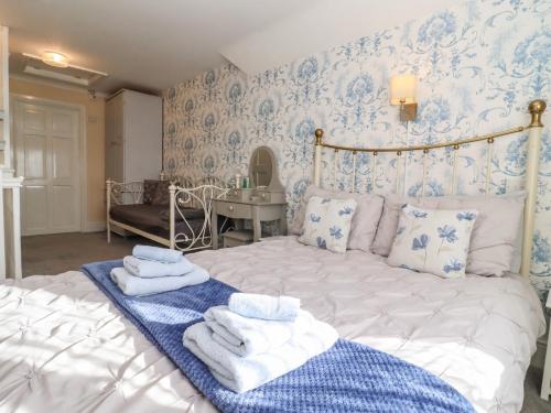 a bedroom with a bed with towels on it at Molly's Bit in Chipping Norton