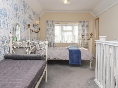 a bedroom with a bed and a window at Molly's Bit in Chipping Norton