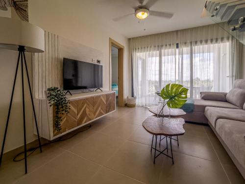 TV a/nebo společenská místnost v ubytování Private Picuzzi in New Penthouse Los Corales, A5