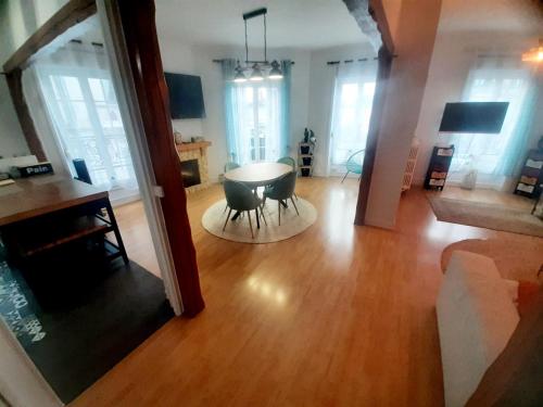 un salon avec une table et des chaises dans l'établissement Maison de ville au centre de Fismes, à Fismes