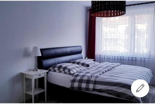 1 dormitorio con cama y ventana en Hannover City Suite en Hannover