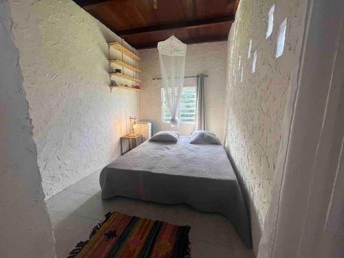 sypialnia z łóżkiem w białym pokoju w obiekcie Case Louis w mieście Saint-Pierre