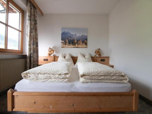 una camera con un letto con due cuscini di Appartements Michael a Sesto