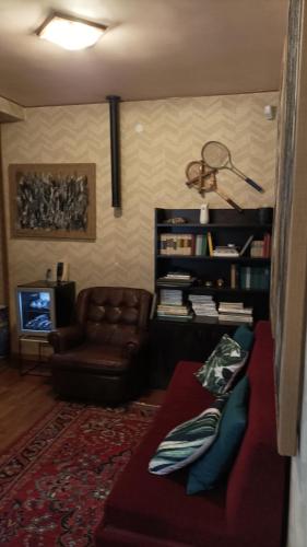 a living room with a couch and a book shelf at 49 Le Contesse Ide in Meolo