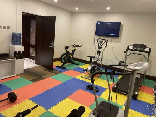 a room with a gym with bikes and a tv at فندق السلطنة جازان -Alsltanah Jazan Hotel in Jazan