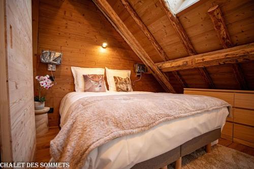 1 dormitorio con cama grande en el techo de madera en Le Chalet des Sommets à Briançon, en Puy-Saint-Pierre