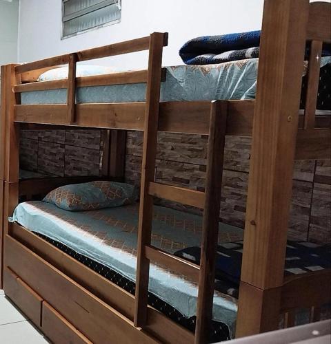 Un ou plusieurs lits superposés dans un hébergement de l'établissement Vitoria Hostel