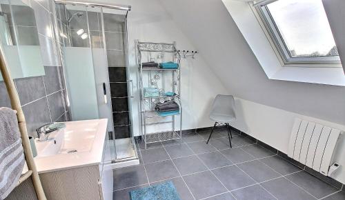 un baño con ducha y lavabo en La Belle Paimpolaise, en Paimpol
