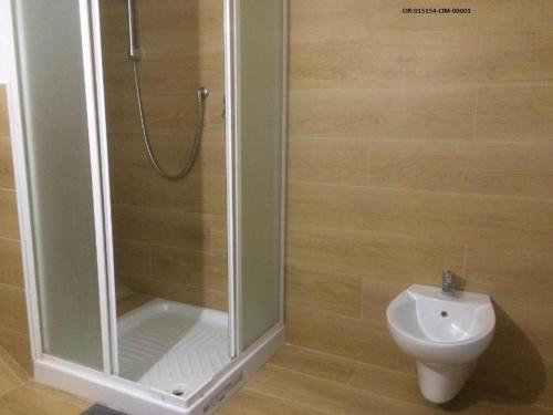 a bathroom with a shower and a toilet at Camere La villetta vicino rho fiera e Malpensa in Nerviano
