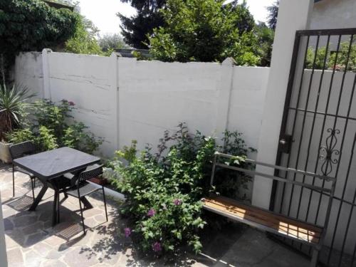 un jardin avec un banc et une clôture dans l'établissement Camere La villetta vicino rho fiera e Malpensa, à Nerviano