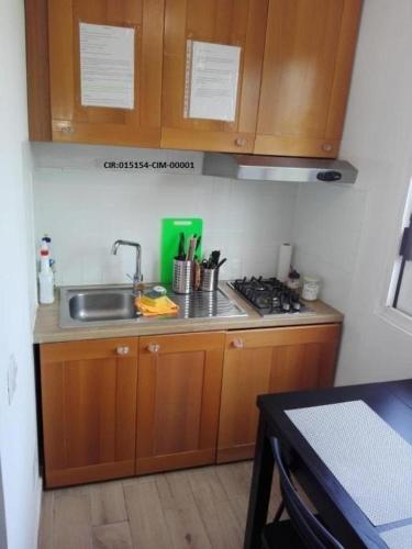 a small kitchen with a sink and a stove at Camere La villetta vicino rho fiera e Malpensa in Nerviano