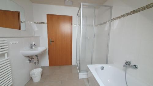 a bathroom with a sink and a toilet and a shower at Ferienwohnung zentrale Lage Parkplatz kostenlos Grill Terrasse Fahrradraum Kromlau in Kromlau