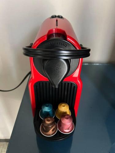 a red blender sitting on top of a table at Alojamiento Suite con Aire Acondicionado y Estacionamiento ubicado a 1 cuadra del Parian en Centro Tlaquepaque Privada e Independiente in Guadalajara