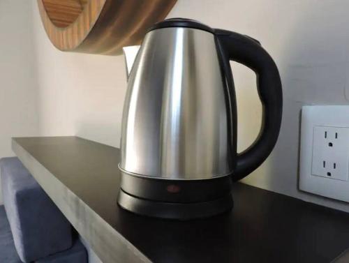 a black and silver kettle on a table at Alojamiento Suite con Aire Acondicionado y Estacionamiento ubicado a 1 cuadra del Parian en Centro Tlaquepaque Privada e Independiente in Guadalajara