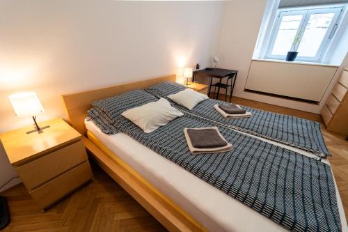 um quarto com uma cama grande com duas toalhas em Anna House em Maribor