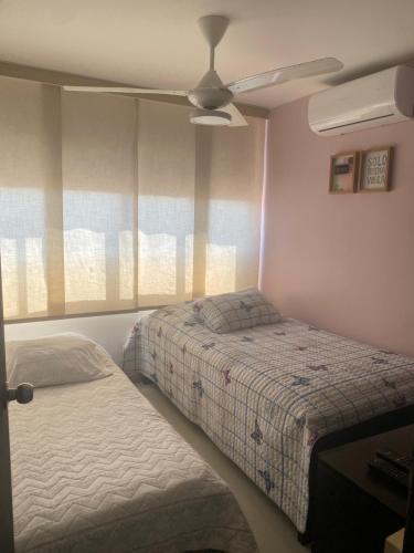 1 dormitorio con 2 camas y ventilador de techo en Apartamento norte Barranquilla 2 habitaciones en Barranquilla