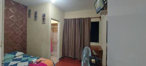 Televisyen dan/atau pusat hiburan di Hotel Villas de San Juan, Guatemala