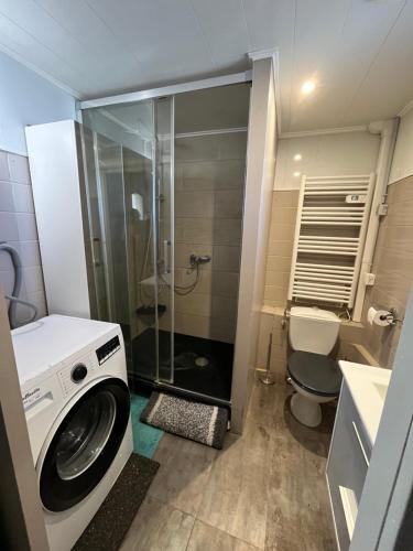 eine Waschmaschine im Bad mit WC in der Unterkunft Le bruit des vagues en dormant in Sausset-les-Pins