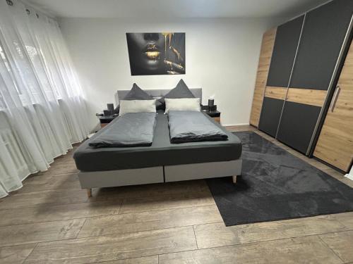 ein Schlafzimmer mit einem großen Bett in einem Zimmer in der Unterkunft Ferienwohnung an der Zaunlücke in Oberaltertheim