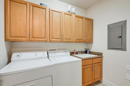 Η κουζίνα ή μικρή κουζίνα στο Everglades City Condo with Porch Steps to Water!
