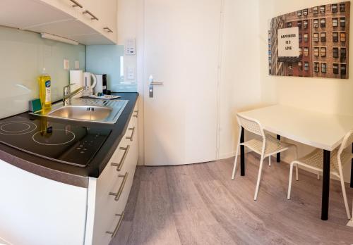 Urban Oasis with Queen Bed and View BE-13