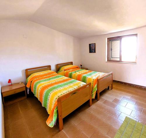カーポ・ヴァチカーノにあるVilla Maria Teresaのベッドルーム1室(ベッド2台、窓付)