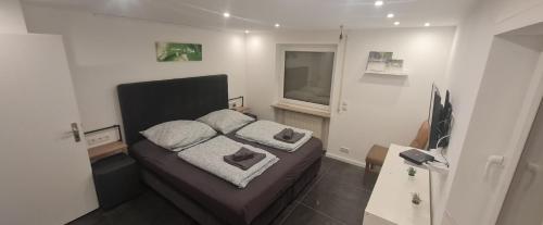 ein Schlafzimmer mit einem Bett mit zwei Kissen darauf in der Unterkunft Business Apartment/Loft nähe Bonn in Königswinter