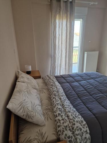 Schlafzimmer mit einem Bett und einem Fenster in der Unterkunft Zorzet in Kardítsa