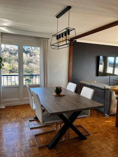une salle à manger avec une table, des chaises et un canapé dans l'établissement Appartement 4 couchages centre-ville, à Albertville
