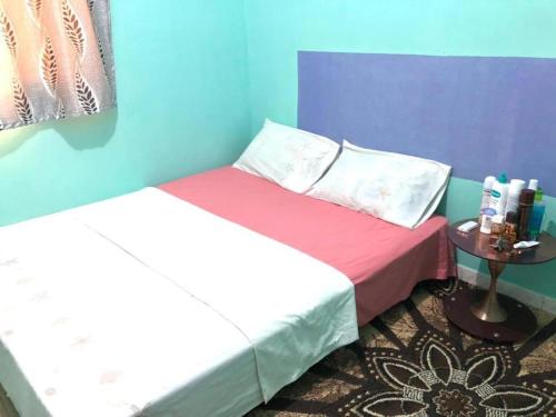 1 dormitorio con 2 camas y pared azul en Le Caire قاهرة en Rufisque