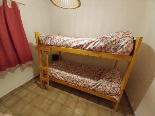 two bunk beds in the corner of a room at Casita Mutisia in Neuquén