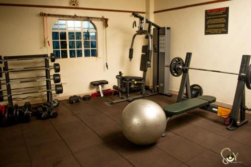 um ginásio com uma grande bola de exercício e pesos em The Unit em Nyeri