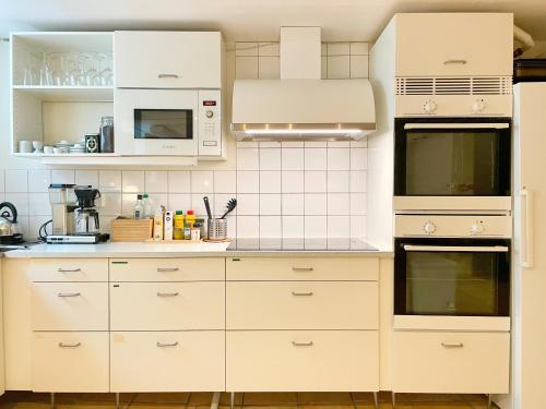 Kuchyň nebo kuchyňský kout v ubytování HEMMET Simrishamns vandrarhem och B&B