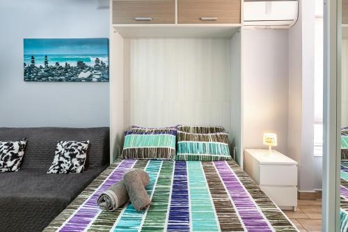 - une chambre avec un lit et des oreillers dans l'établissement VER3 - Piscinas - Fire Stick TV - 10 min Playa -Reformado, à Torremolinos