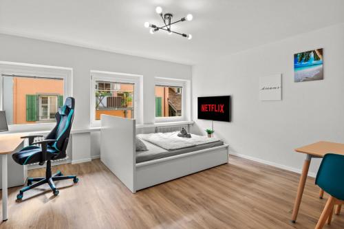 a bedroom with a bed and a desk and a desk at Pearlstay - City Center Twin Bed Workplace Washer in Winterthur