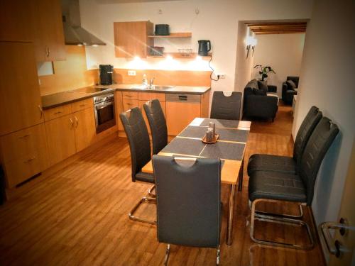 eine Küche und ein Esszimmer mit einem Tisch und Stühlen in der Unterkunft Ferienhof Nustede in Wardenburg