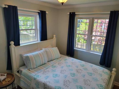 - une chambre avec un lit et 2 fenêtres dans l'établissement Bungalow Private Beach & Dock Colonial Beach Water, à Colonial Beach
