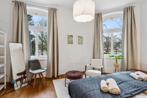 um quarto com uma cama, 2 cadeiras e janelas em WohnLiebe, zentral, Kliniken, Bali-Therme em Bad Oeynhausen