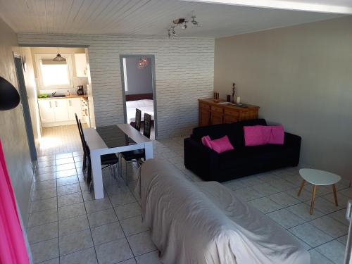 un salon avec un canapé et une table dans l'établissement Appartement spacieux et lumineux Secteur Petit Marché à 5 min a pied de la plage, à Saint-Jean-de-Monts