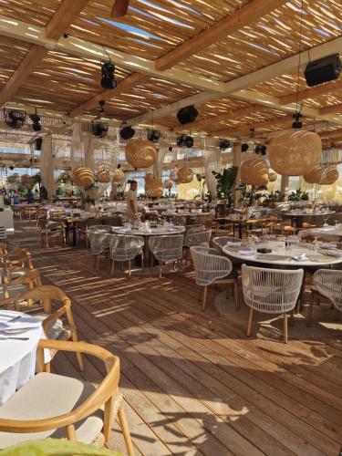 En restaurant eller et andet spisested på Pool View Apartment, Sunny Beach Resort