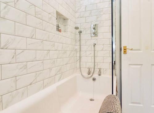 Ванная комната в Steam Train Cottage - Lake District Hideaway